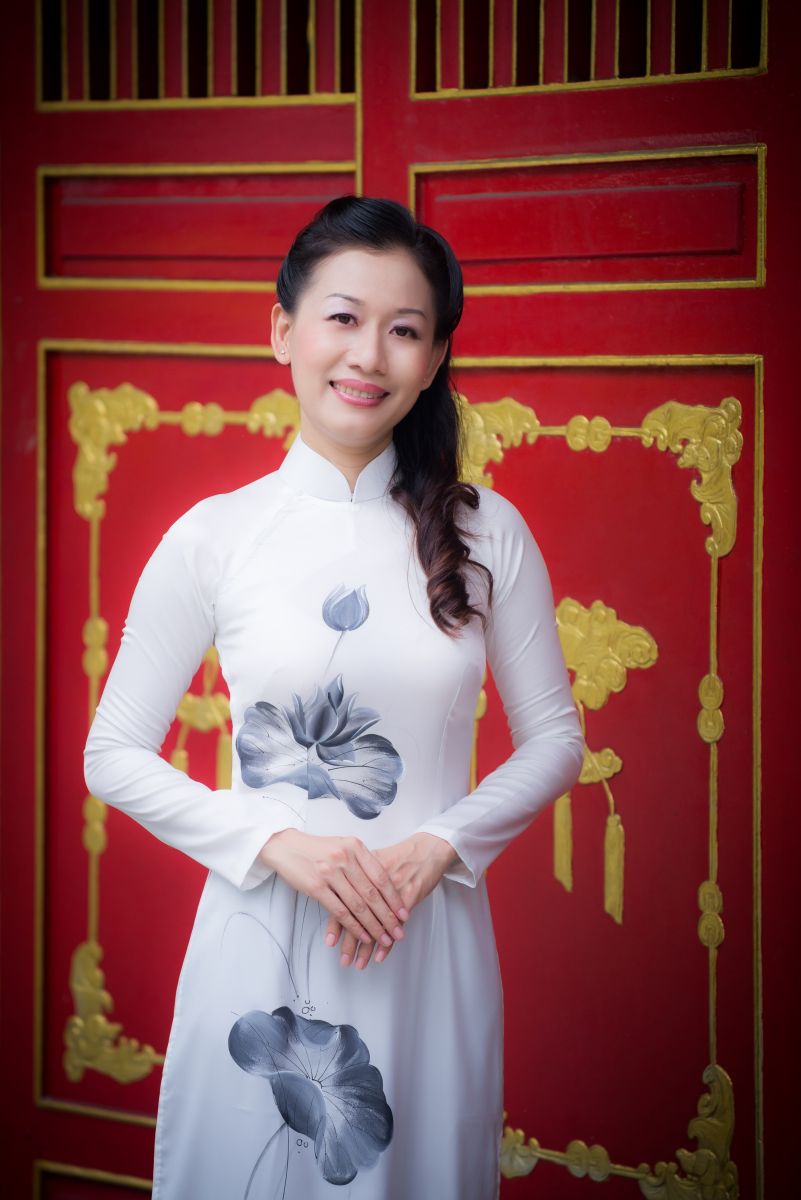 ÁO DÀI TRUYỀN THỐNG VẼ HOA SEN